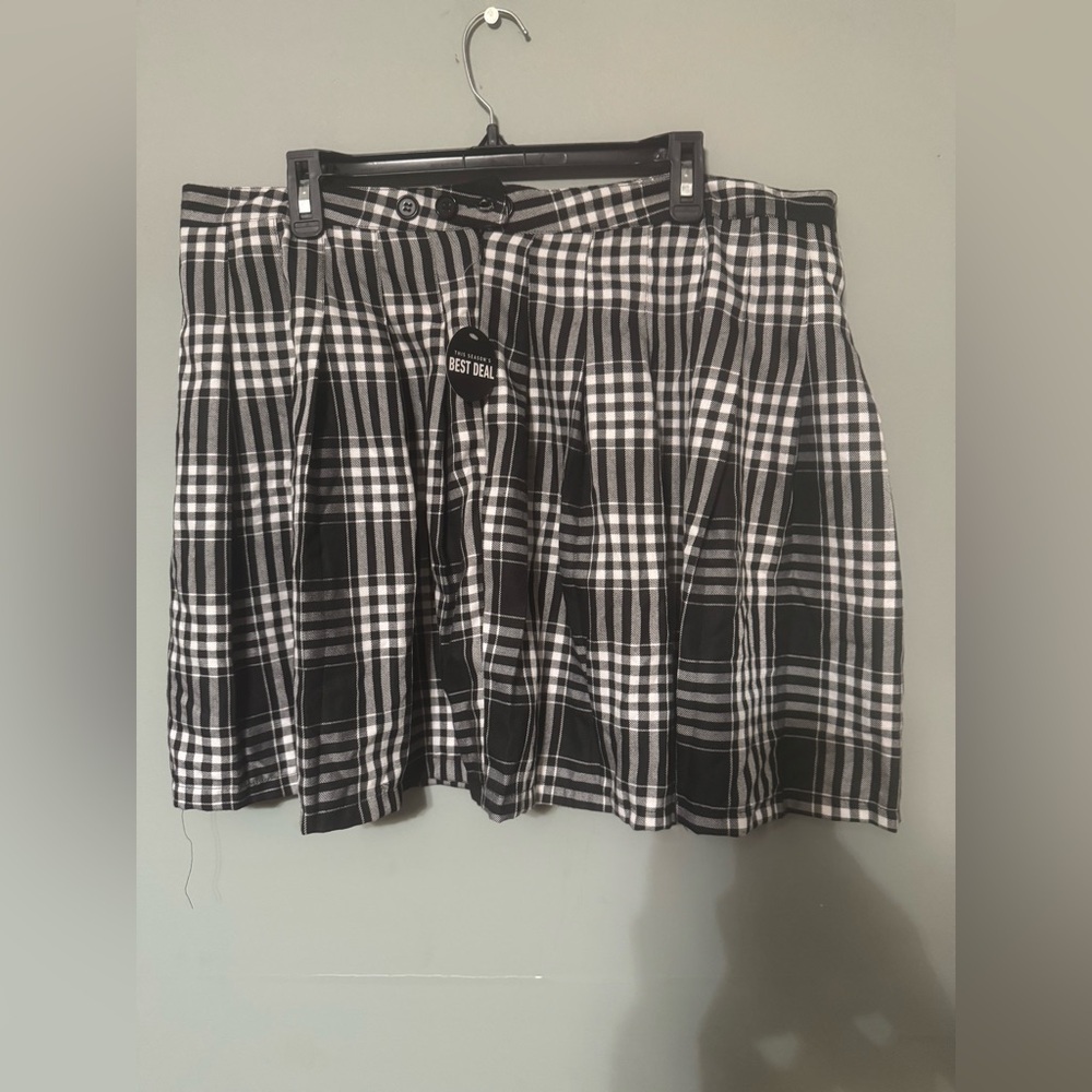 Forever 21 Black and White Pleated Mini Skirt